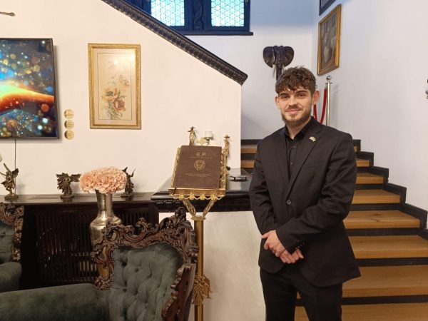 Branduri care vând eficient aleg totemurile 4K EkoGroup – soluția propusă de Vlad Augustin pentru evenimente reușite